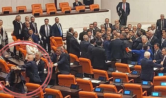 TBMM'DE ORTALIK SAVAŞ ALANINA DÖNDÜ! AK PARTİLİ KARAİSMAİLOĞLU, DEM PARTİ'Lİ BOZAN'A YUMRUK ATTI
