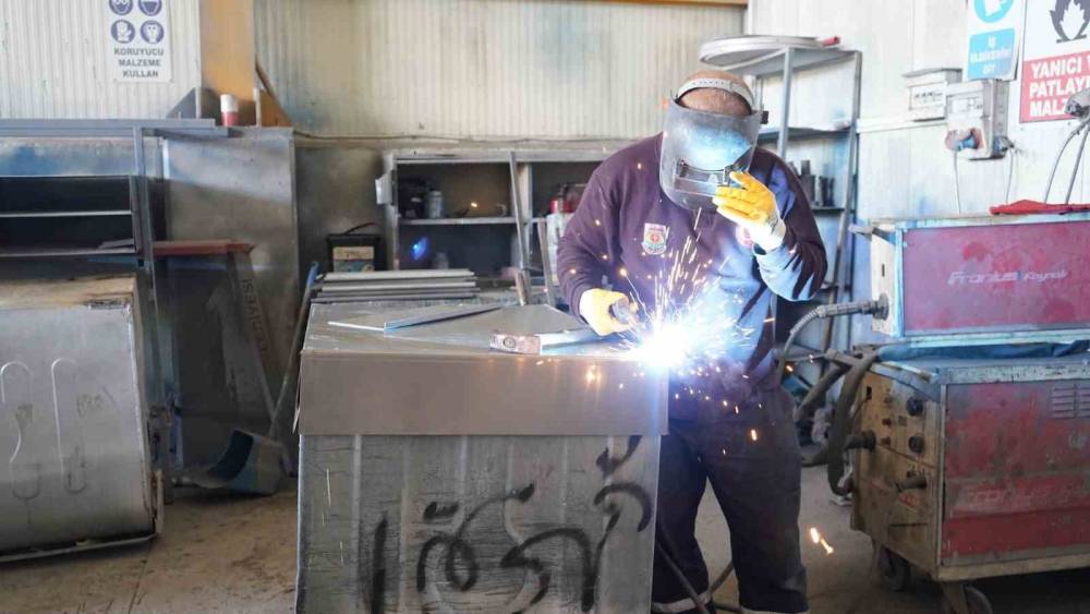 TARSUS BELEDİYESİ ÇÖP KONTEYNERLERİNİ ONARIP YENİDEN KULLANIMA SUNUYOR