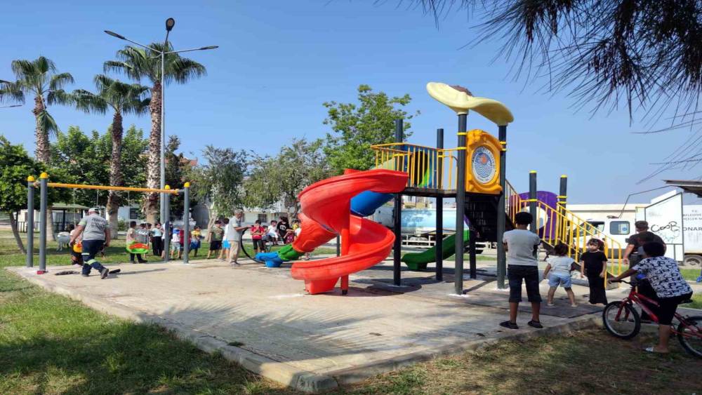 AKDENİZ’DE PARKLARDAKİ OYUN GRUPLARI YENİLENİYOR