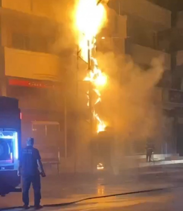 SICAKLIĞIN 50 DERECE HİSSEDİLDİĞİ ADANA'DA TRAFOLAR PATLIYOR!