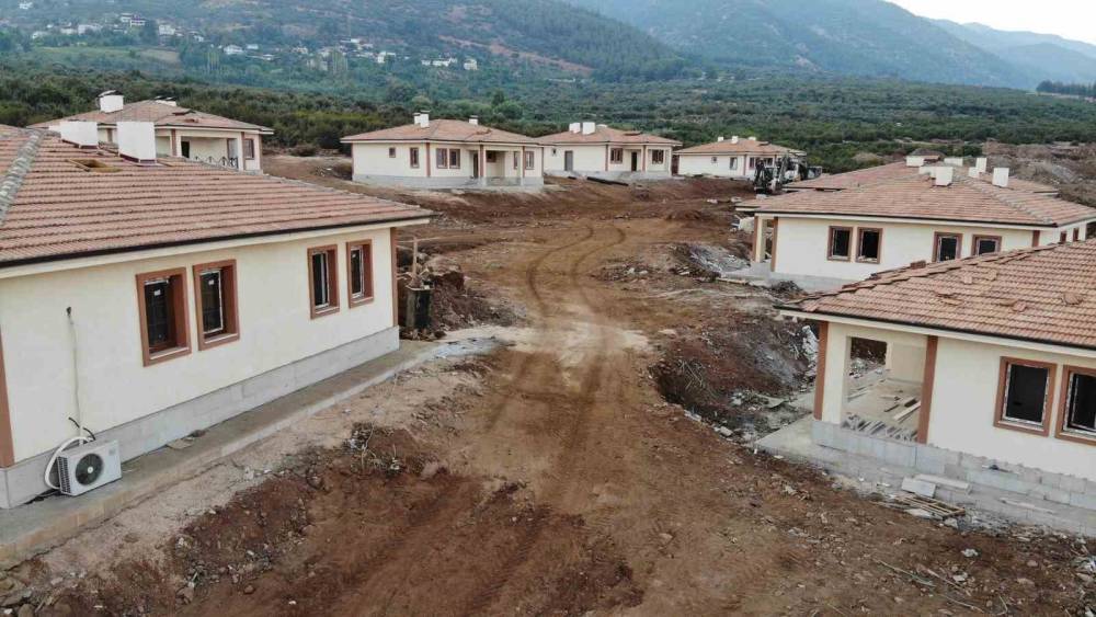 ENKAZ KENTİN GÖRÜNÜMÜYLE CEZBEDEN KÖY EVLERİ, DEPREMZEDE VATANDAŞLARI HEYECANLANDIRIYOR