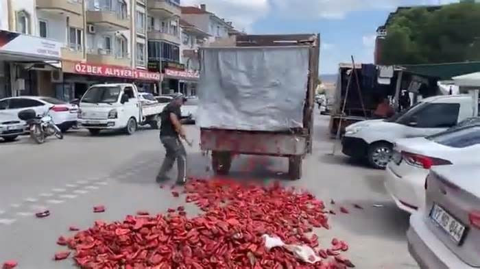 GEÇEN YIL 15, BU YIL 6! FİYATA İSYAN EDEN ÇİFTÇİ ÜRÜNÜ SOKAĞA DÖKTÜ
