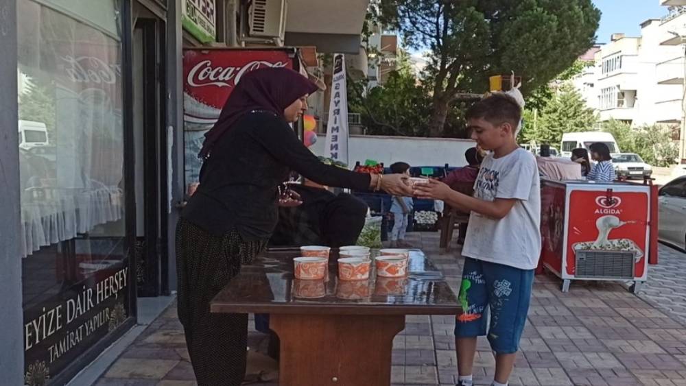 DEPREMDE HAYATINI KAYBEDENLER İÇİN AŞURE YAPIP DAĞITTILAR