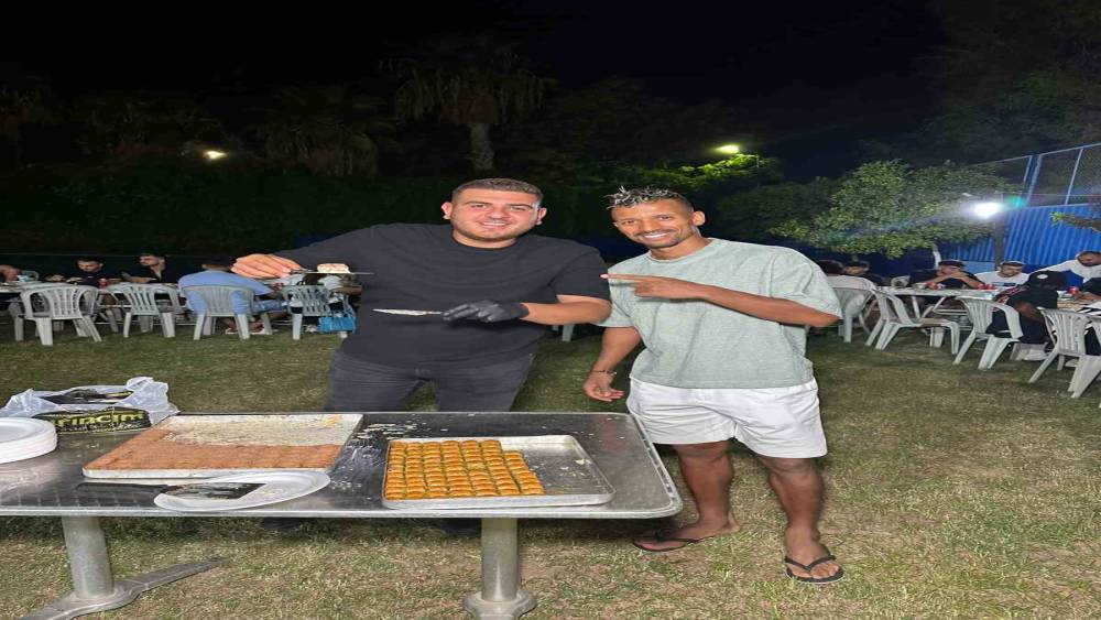 ADANA DEMİRSPORLU FUTBOLCULARIN BAKLAVA KEYFİ