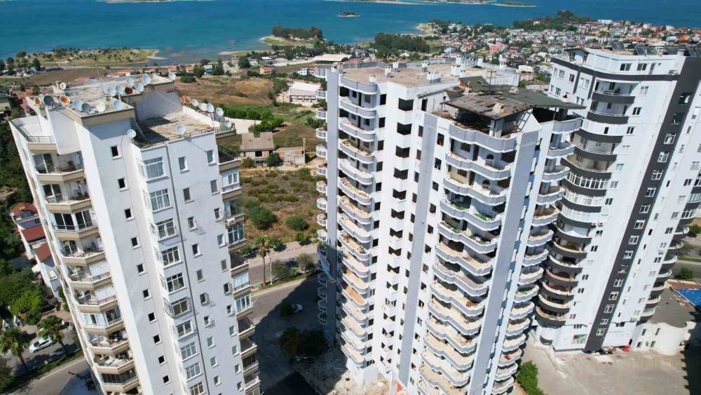 GÖL MANZARALI ‘ORTA HASARLI’ MİLYONLUK DAİRELERDE BELİRSİZLİK SÜRÜYOR