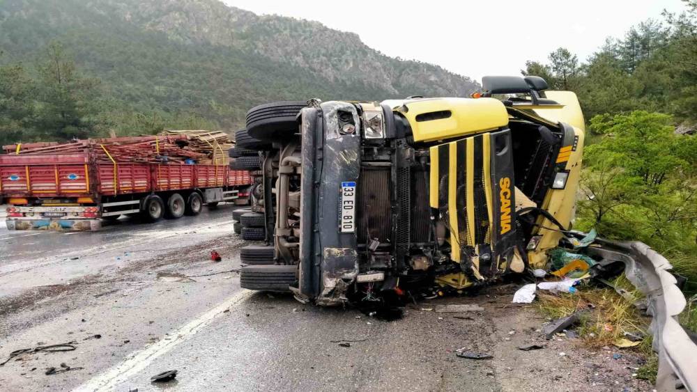 TARSUS’TA TRAFİK KAZASINDA 5 KİŞİ YARALANDI