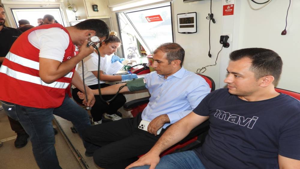 SAMANDAĞ KAYMAKAMI AKSU, KAN BAĞIŞINA DESTEK VERDİ