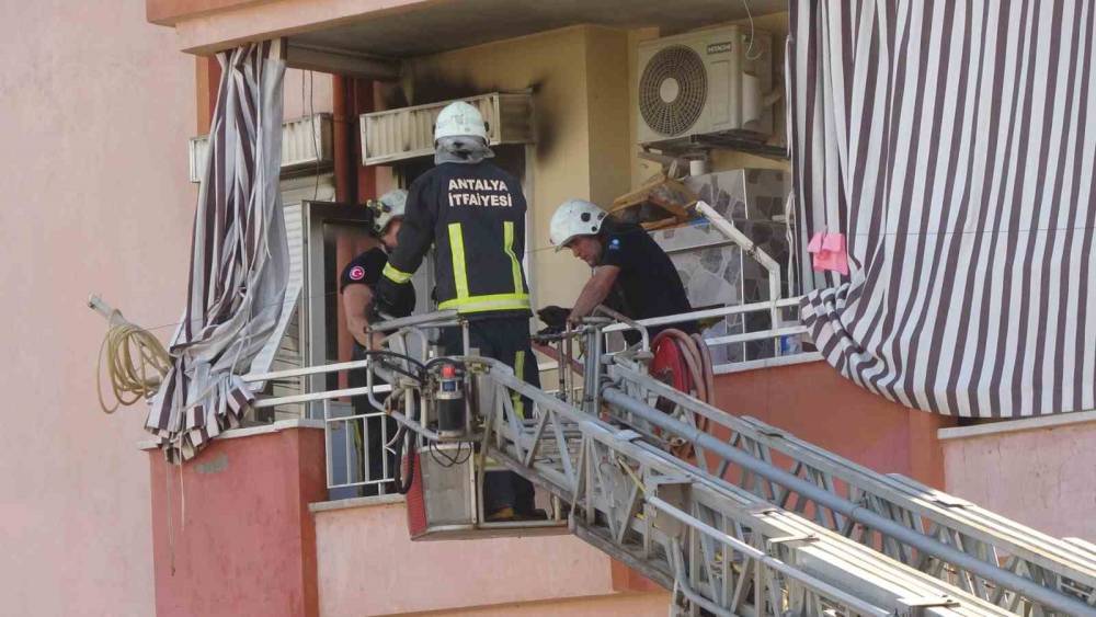 MUTFAKTAKİ BUZDOLABI BİNADA YANGIN ÇIKARDI