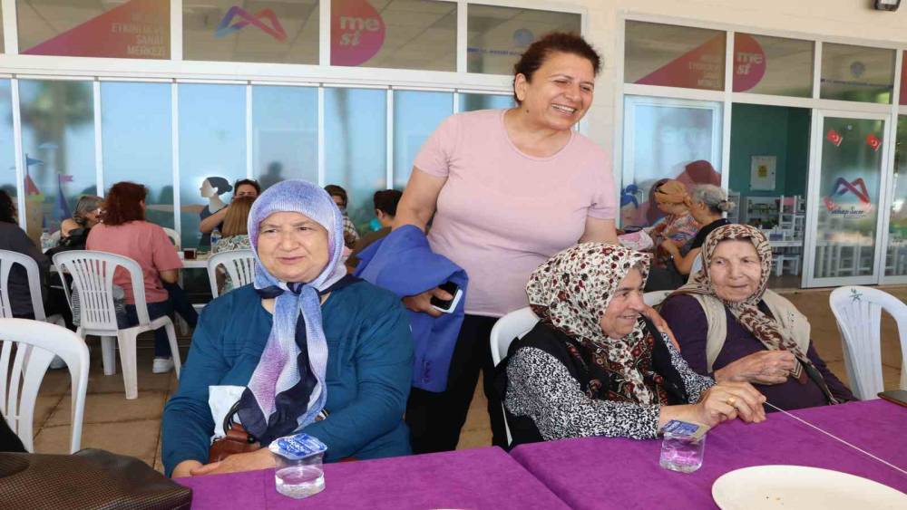 MERSİN’DE YAŞ ALMIŞ VATANDAŞLAR 80’LER ETKİNLİĞİNDE BİR ARAYA GELDİ