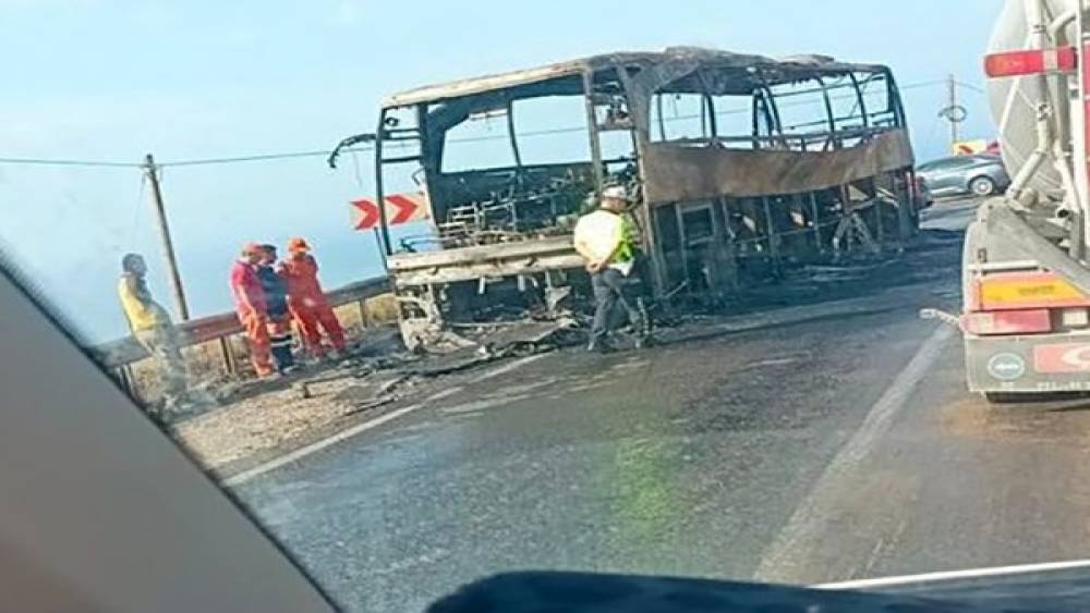 22 YOLCUSU BULUNAN OTOBÜS ALEV ALEV YANDI