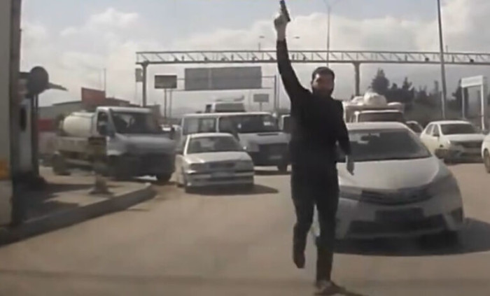 SİVİL POLİS, KENDİSİNE YOL VERMEYEN SÜRÜCÜYÜ SİLAH ÇEKİP DURDURDU
