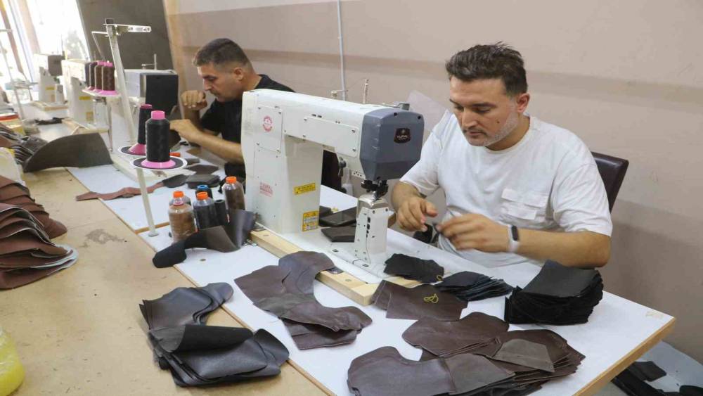 GÜNLÜK BİN TL’YE USTA BULAMAYAN ENKAZ KENTİN AYAKKABI İMALATÇILARI, ÜRETMEK İÇİN DESTEK BEKLİYOR