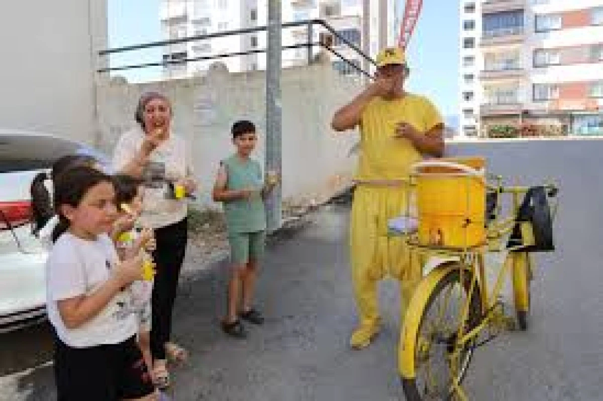 Kozan'da Limon Dondurması Satışıyla Sıcak Havaya Meydan Okuyan Genç