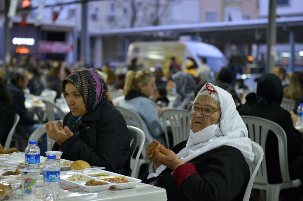Muratpaşa’nın mahalle iftarları devam ediyor