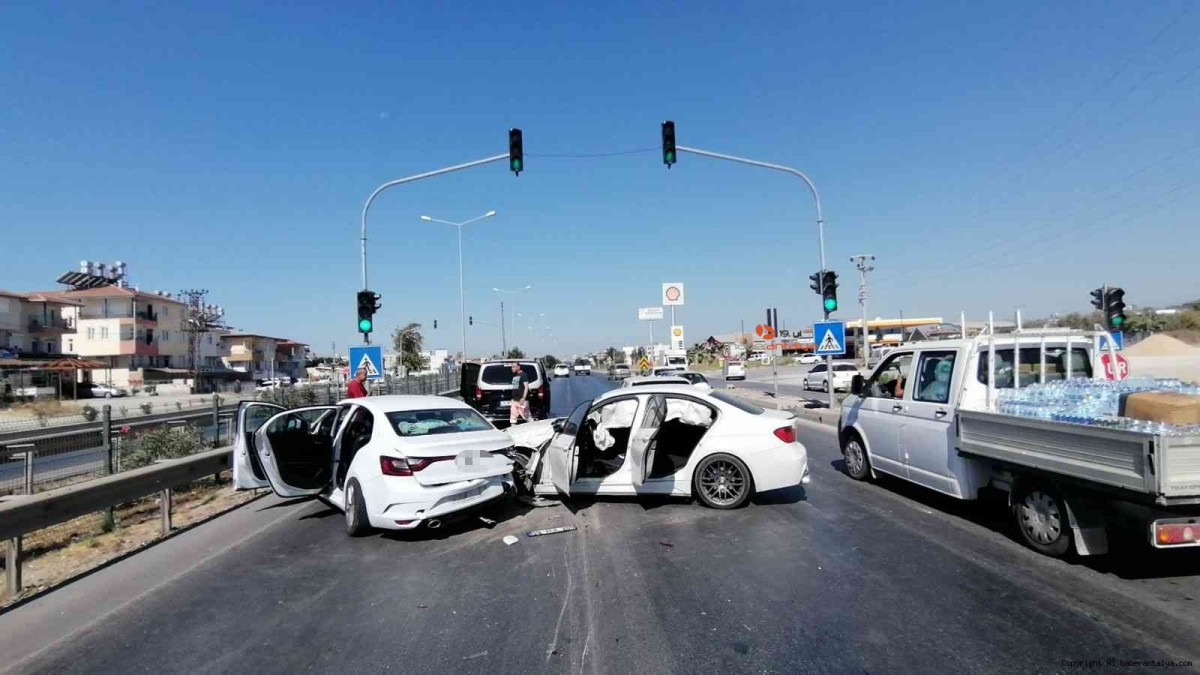 ALKOLLÜ SÜRÜCÜ KIRMIZI IŞIKTA BEKLEYEN ARAÇLARIN ARASINA BÖYLE DALDI: 5 YARALI