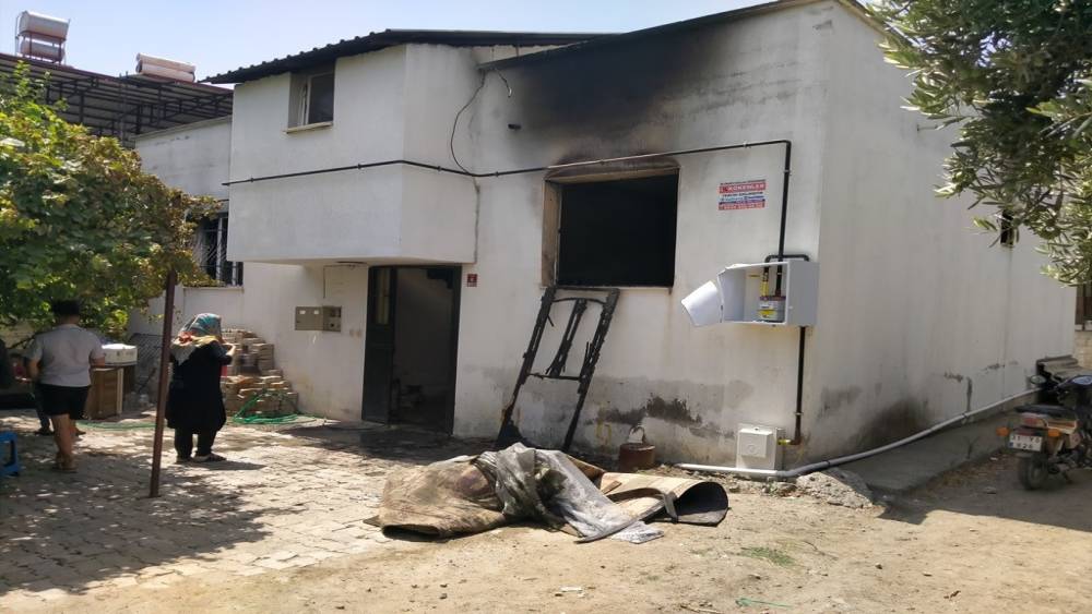 Hatay’da çıkan yangında bir ev küle döndü