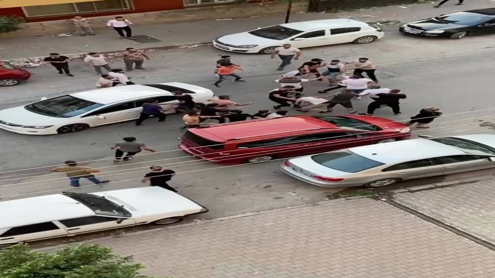 HATAY’DA SOKAK ORTASINDA YUMRUK YUMRUĞA KAVGA KAMERALARDA
