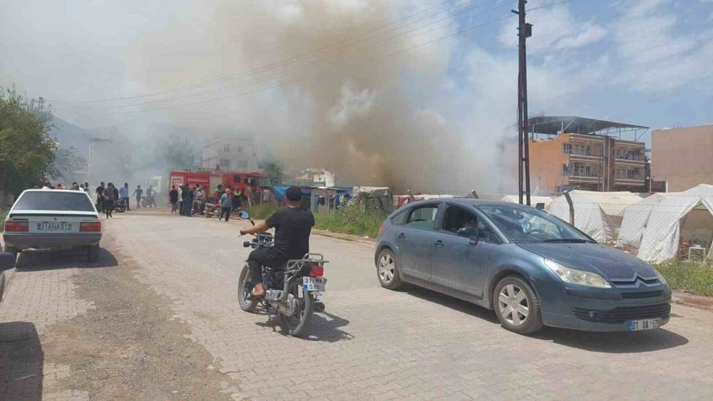 HATAY’DA ÇADIRDA ÇIKAN YANGIN ARAÇLARA DA SIÇRADI