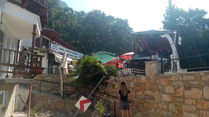 FRENİ BOŞALAN TUR OTOBÜSÜ DEHŞET SAÇTI: 2 ÖLÜ, 4'Ü AĞIR 28 YARALI