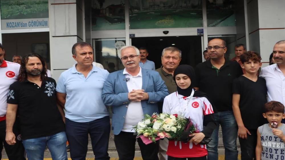 ŞAMPİYON AZRA NUR’A MUHTEŞEM KARŞILAMA