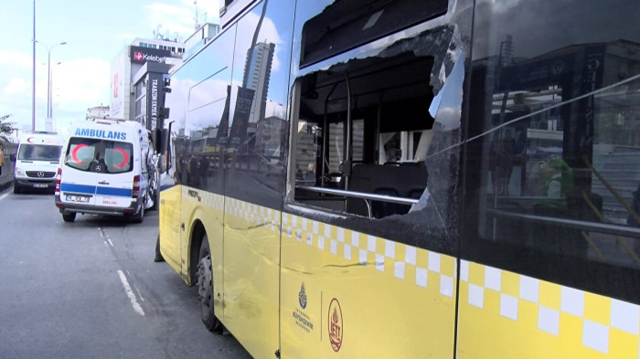 İSTANBUL'DA AKILALMAZ KAZA! İETT OTOBÜSÜ BOŞLUĞA DÜŞTÜ, YOLCULAR PANİKLE DIŞARI FIRLADI