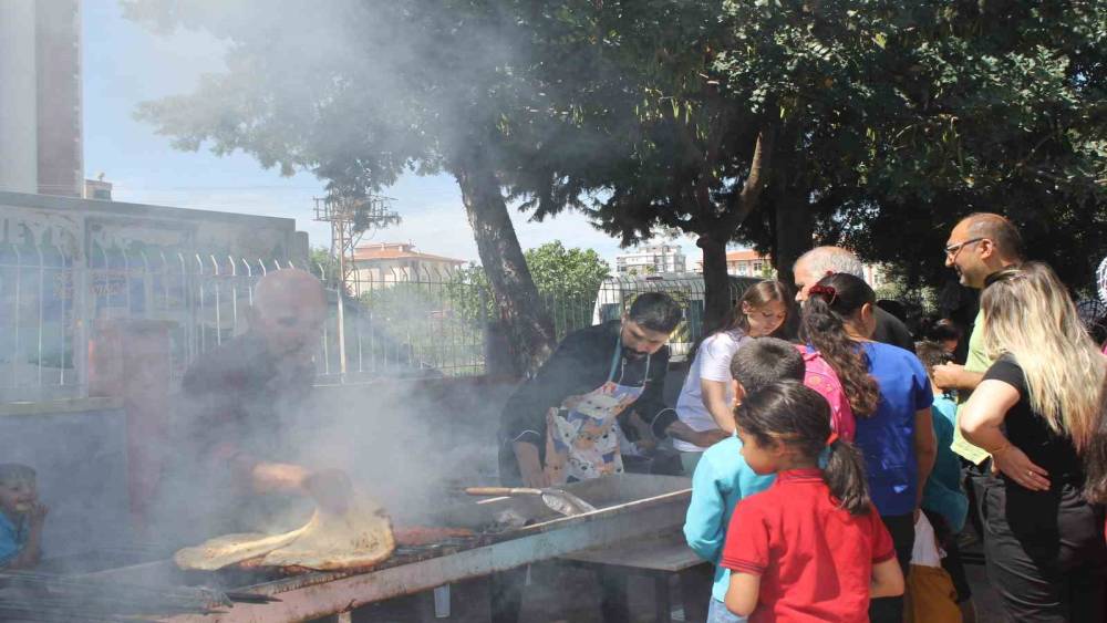Okul bahçesinden kebap dumanları yükseldi