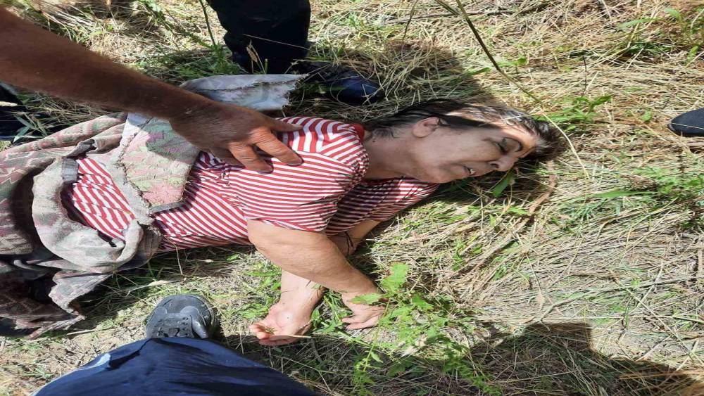 NEHRE DÜŞEN KADINI ÖLMEK ÜZEREYKEN EKİPLER KURTARDI