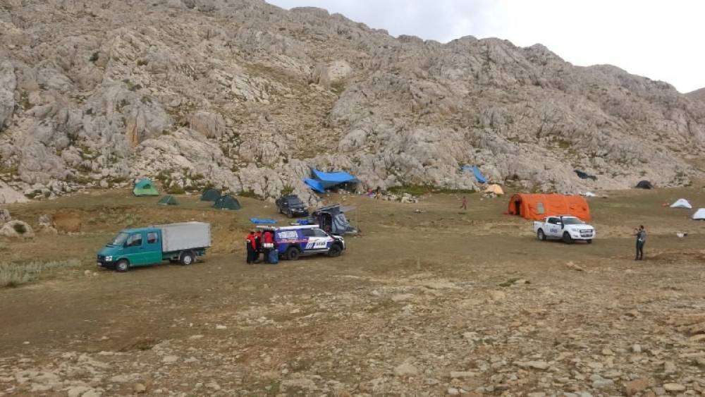 ABD’Lİ BİLİM ADAMININ TEDAVİSİ BİN 276 METRE DERİNLİKTE SÜRÜYOR