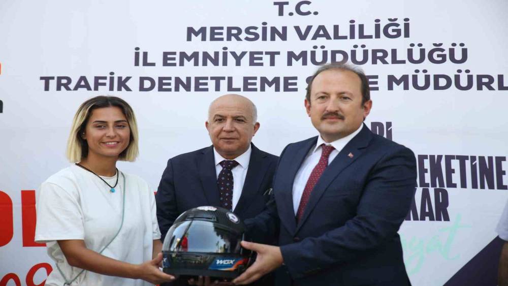 Mersin’de motosiklet sürücülerine kask dağıtıldı