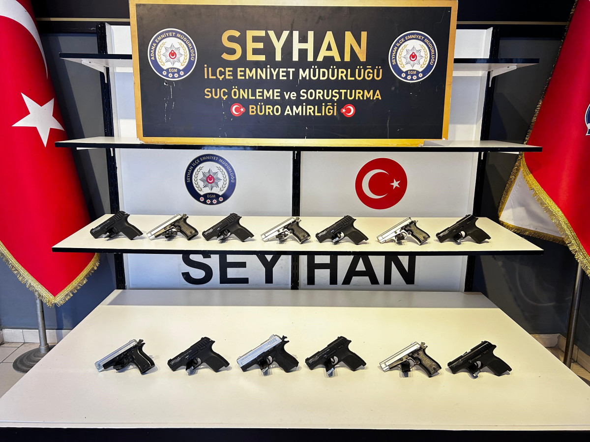 TOZ DETERJAN PAKETİNDE 13 SİLAH YAKALATTI, “SİLAHLARA MERAKIM VAR BİRİKTİRİYORUM” DEDİ