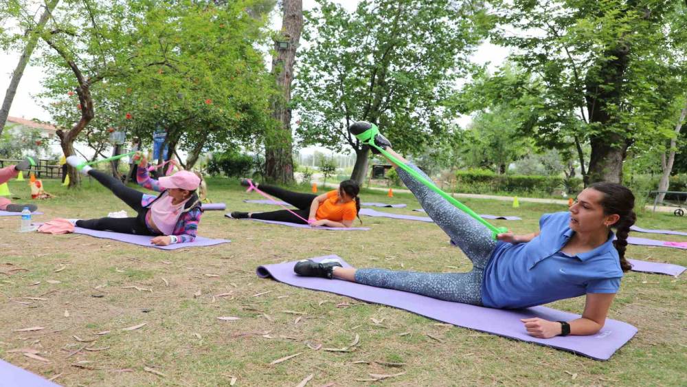 Anne ve çocuklar Zeytinpark’ta spor yaptı
