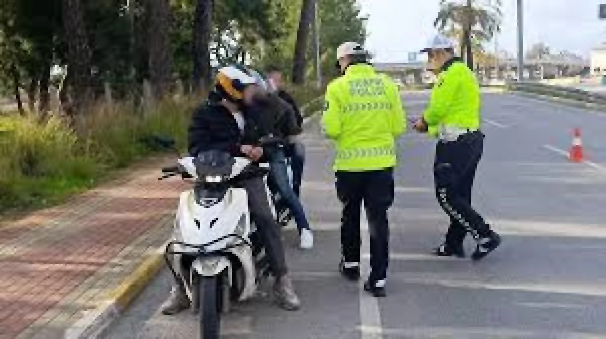 Antalya'da Motosikletli Polis Denetimlerinde 100 Şüpheli Yakalandı