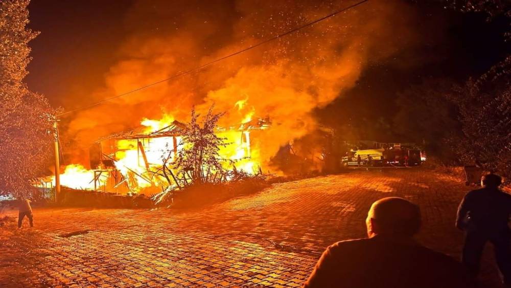 BURDUR’DA METRUK BİNADA ÇIKAN YANGIN GECEYİ AYDINLATTI