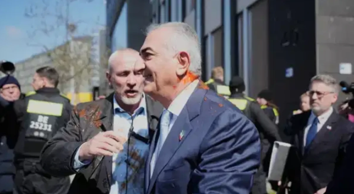 İŞGAL DESTEKÇİSİ PEHLEVİ'YE BOYALI SALDIRI:KAMERALAR ÖNÜNDE HEDEF ALINDI