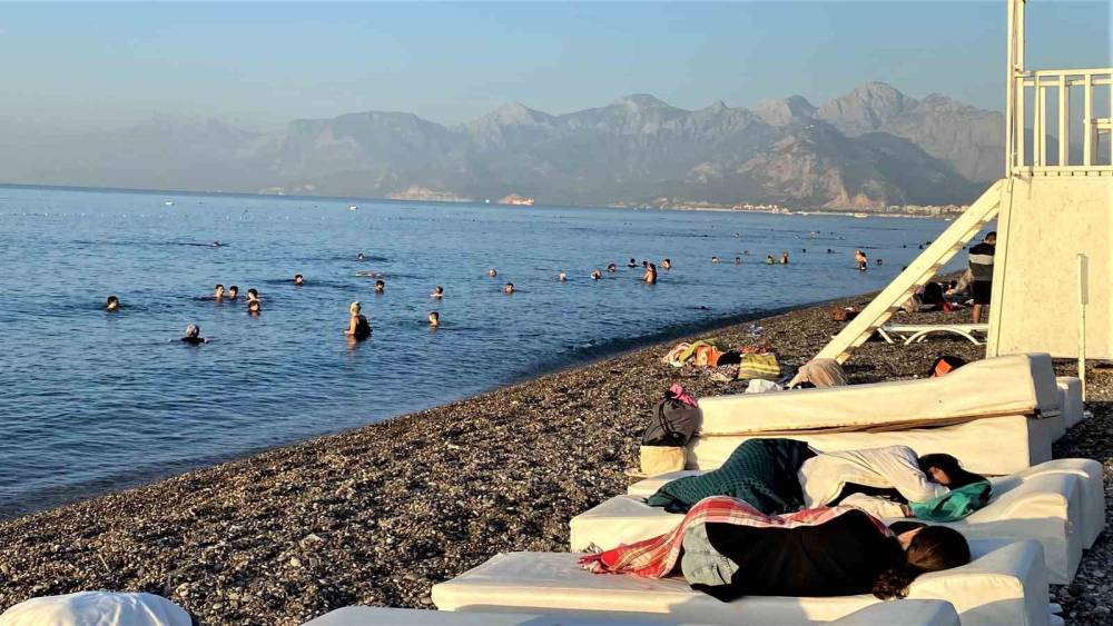 DÜNYACA ÜNLÜ SAHİL SICAK SEBEBİYLE AÇIK HAVA OTELİNE DÖNDÜ
