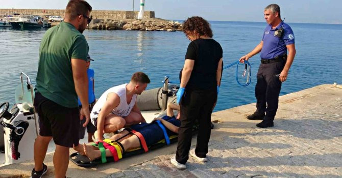 KAYALIK ALANDAN DÜŞEN KADINI DENİZ POLİSİ KURTARDI