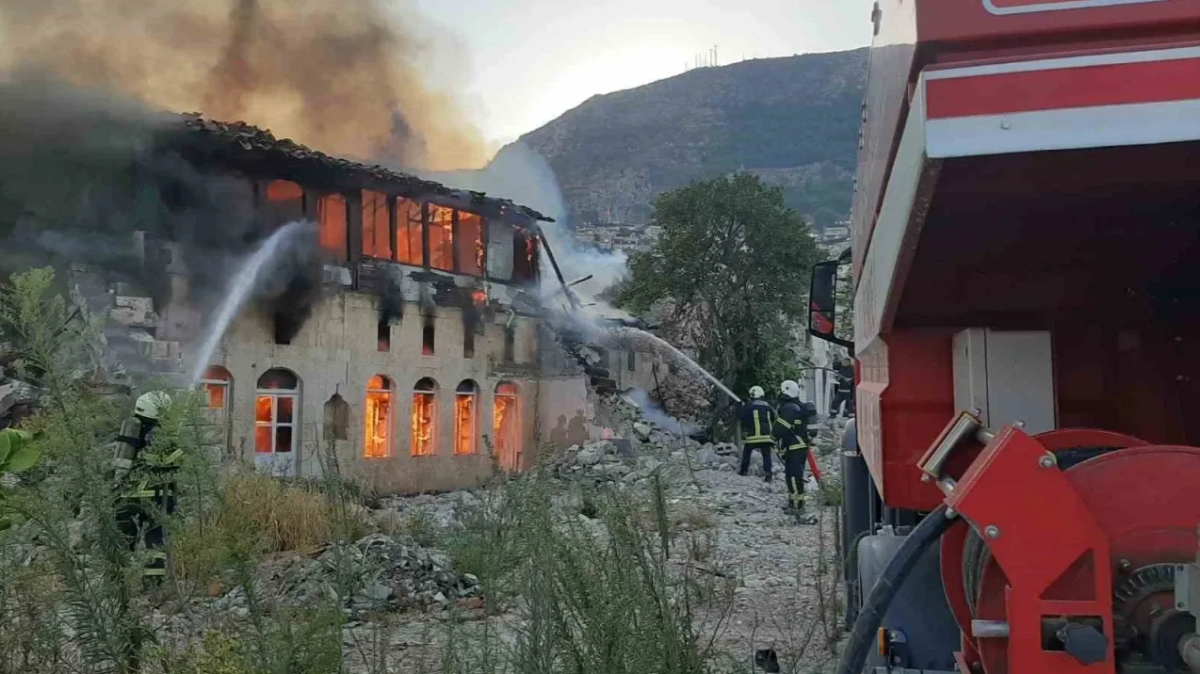 ALEVLERE TESLİM OLAN 2 AHŞAP EV KULLANILMAZ HALE GELDİ