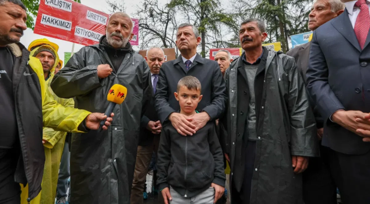 ÖZGÜR ÖZEL,DİRENİŞTEKİ DORUK MADENCİLİK İŞÇİLERİNİ ZİYARET ETTİ:'BAYRAM GÜNÜNDE YAŞANAN BU TABLO,BU DÜZENİN UTANCIDIR'