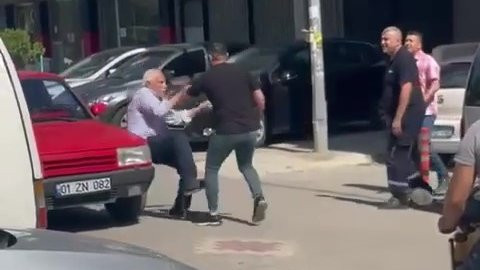 SEVGİLİSİNE ÇARPAN YAŞLI ADAMI HERKESİN GÖZÜ ÖNÜNDE BIÇAKLADI