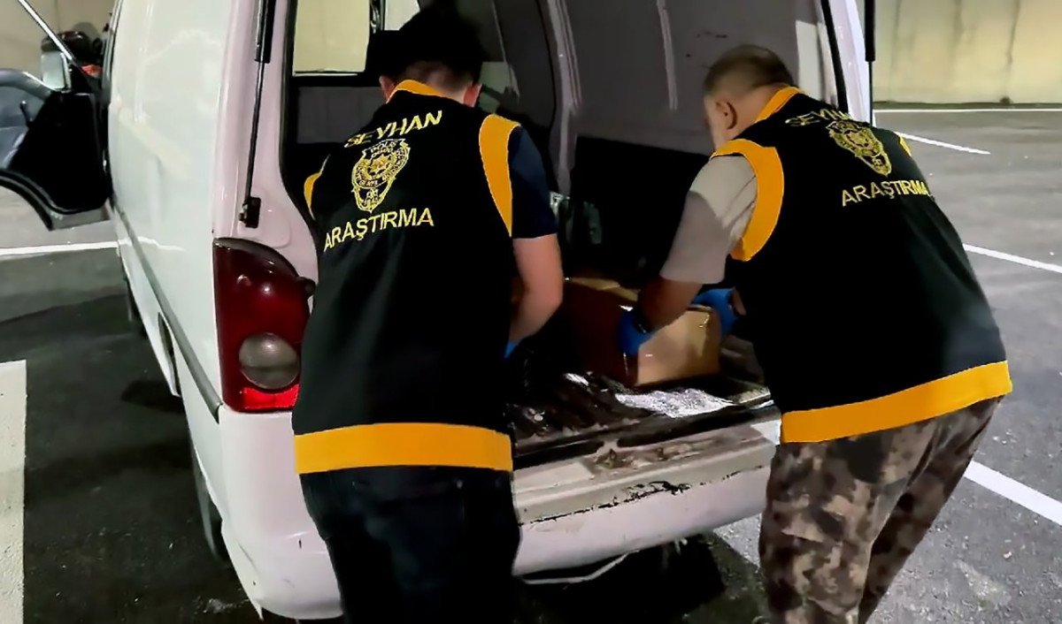 MİNİBÜSTEKİ KOLİLERDEN RUHSATSIZ 40 TABANCA ÇIKTI, ARAÇ SAHİBİ TUTUKLANDI