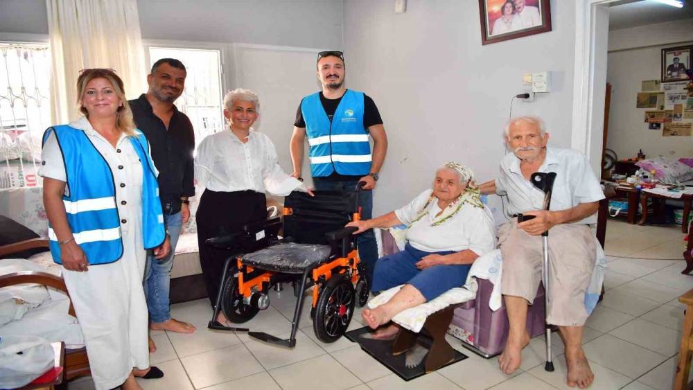 BELEDİYE BAŞKANI HİÇ KAZA YAPMAYAN SÜRÜCÜNÜN HASTA EŞİNE YARDIMDA BULUNDU