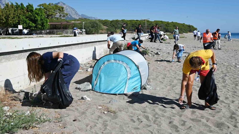 Dünya Temizlik Günü’nde Kemer’de sahil temizliği