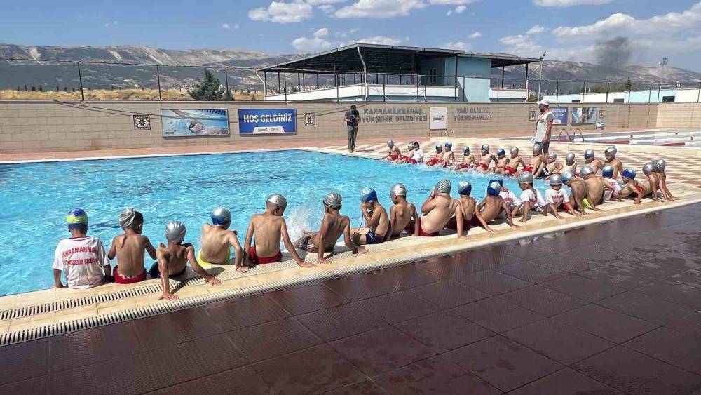 ÇOCUKLAR BİR YANDAN SPOR YAPIYOR, BİR YANDAN SOSYALLEŞİYOR