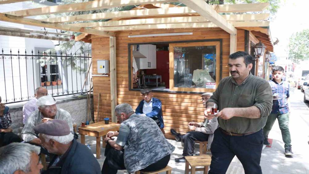 DEPREMDE ÇAYHANESİNİ KAYBETTİ YENİDEN AYAĞA KALKIP HİZMETE BAŞLADI
