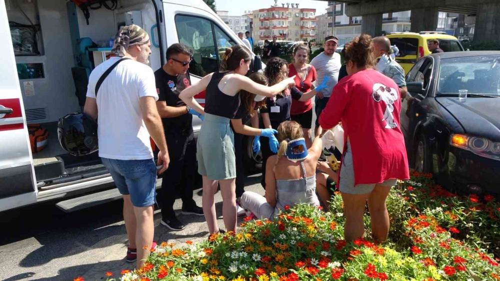 KIRMIZI IŞIK İHLALİ YAPAN OTOBÜS OTOMOBİLE, ARDINDAN ALT GEÇİDE ÇARPTI: 2 YARALI
