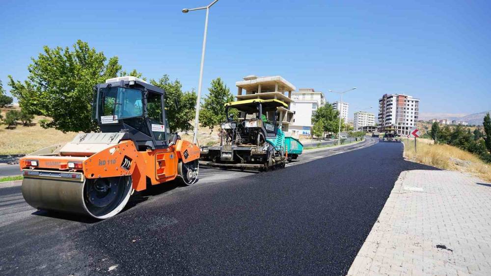 KAHRAMANMARAŞ BÜYÜKŞEHİR, ADİL ERDEM BAYAZIT BULVARI’NI YENİLİYOR
