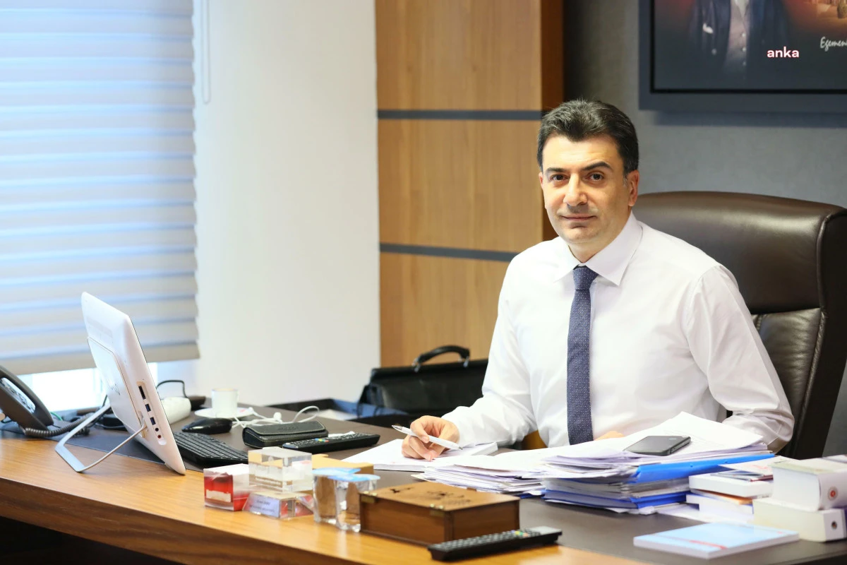 CHP'li Emre, Bakan Tunç'a cumhuriyet savcısının makamında bulunan Beyaz Toros maketini sordu