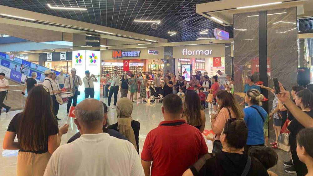 AVM’DE 30 AĞUSTOS KUTLAMASI