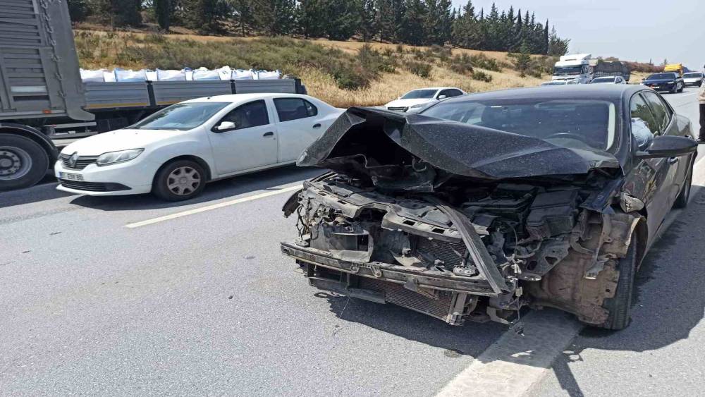 OTOMOBİL REFÜJE ÇARPTI, SÜRÜCÜ YARALANDI