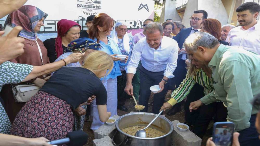 Başkan Seçer, Darısekisi’nde aşure etkinliğine katıldı